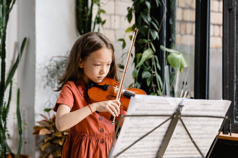 A violin lesson at The Ballet Centre